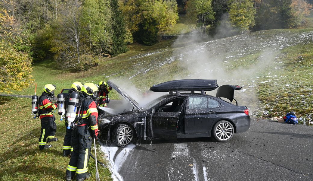 Am Fahrzeug entstand Totalschaden. 