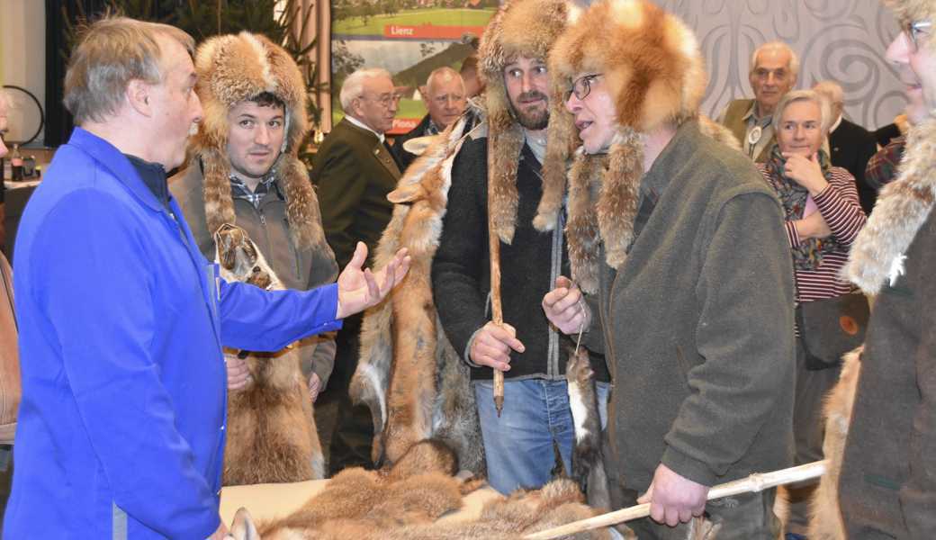 Die Mitglieder der Appenzeller Fuchsjagdgruppe feilschen mit Händler Peter Hofstetter um den Preis für ihre Rohfelle – er ist der einzige Abnehmer von Fellen am Lichtmessmarkt.