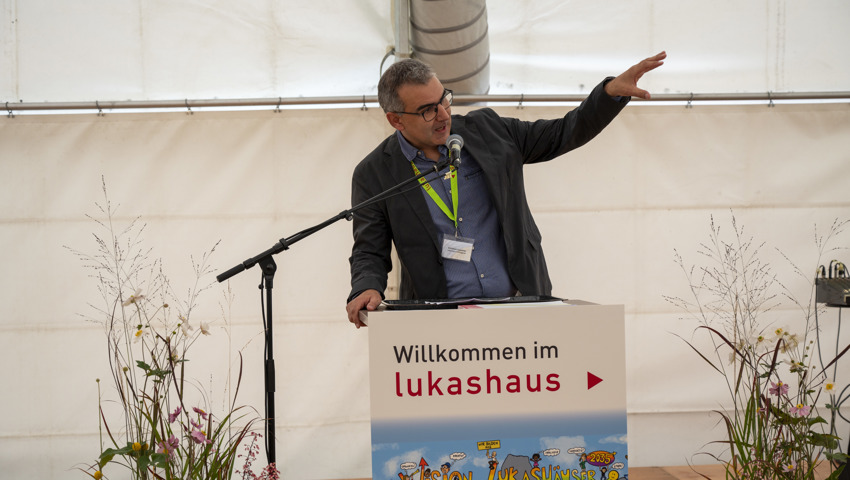 Christian Lippuner, Vorsitzender der Baukommission, schildert seine Kindheit unweit des Lukashauses.