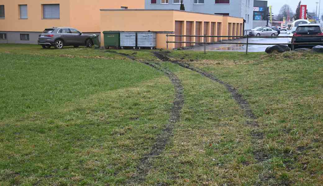 Der 65-Jähriger fuhr erst über einen Acker und rammte dann eine Grünabfalltonne.