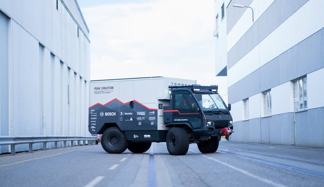  Der E-Mehrzwecktransporter für die Expedition. 