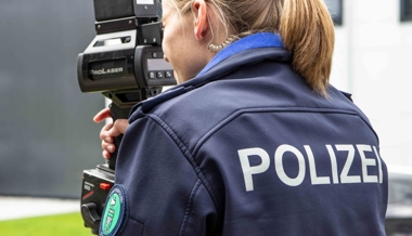 Polizei stoppt Schnellfahrer und zieht Ausweise ein