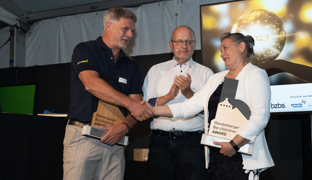 Sie haben ein besonderes Gespür für ihre Auszubildenden und wurden deswegen mit dem ersten Werdenberger Berufsbildner Award ausgezeichnet: Hans Tinner (links) und Mira Krstic. Zwischen ihnen Jurypräsident Peter Keller.