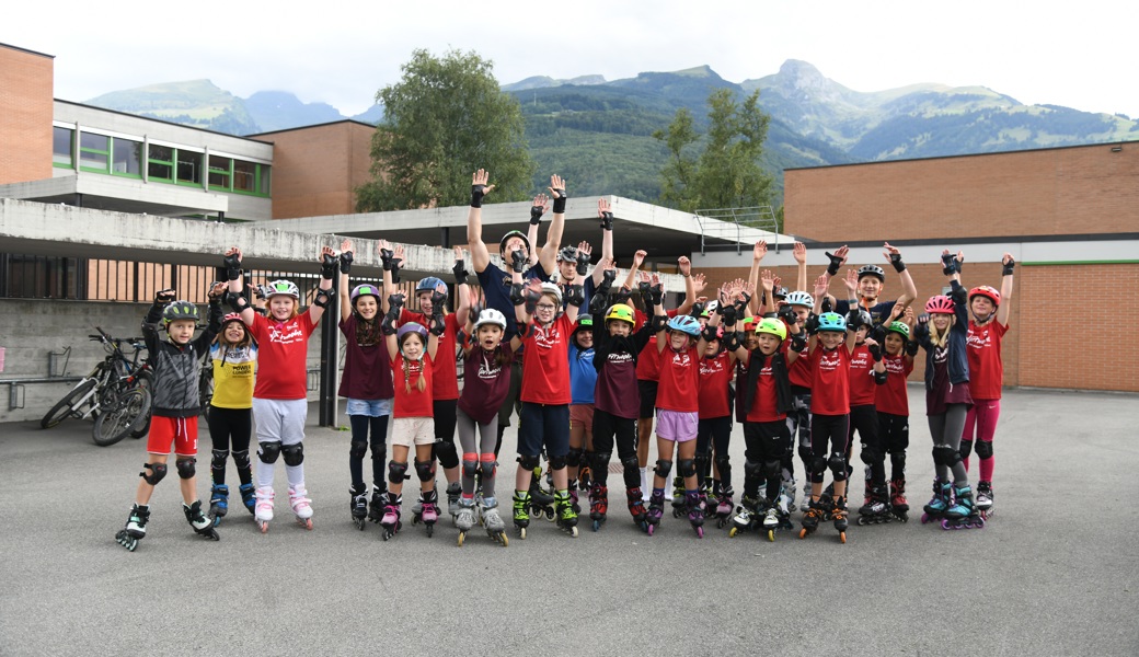 Auf dem Gelände der Primarschule Hanfland kurven die zahlreichen Teilnehmenden des Inline-Skates-Kurses umher.