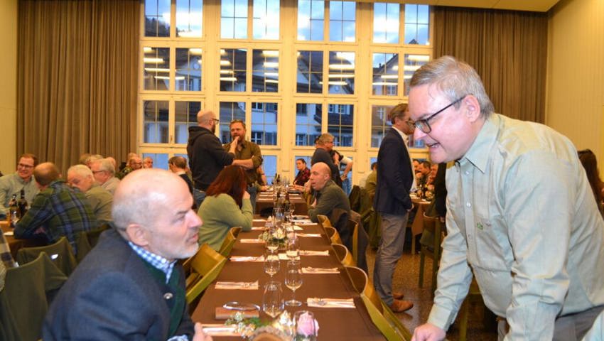  Angeregte Diskussion zwischen Wildhüter Urs Büchler, Stein (links) und Jäger Robert Näf, Unterwasser.