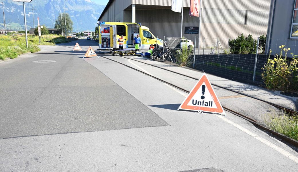  Die Frau stürzte, weil das Rad ihres E-Bikes in die Bahngeleise geriet. 