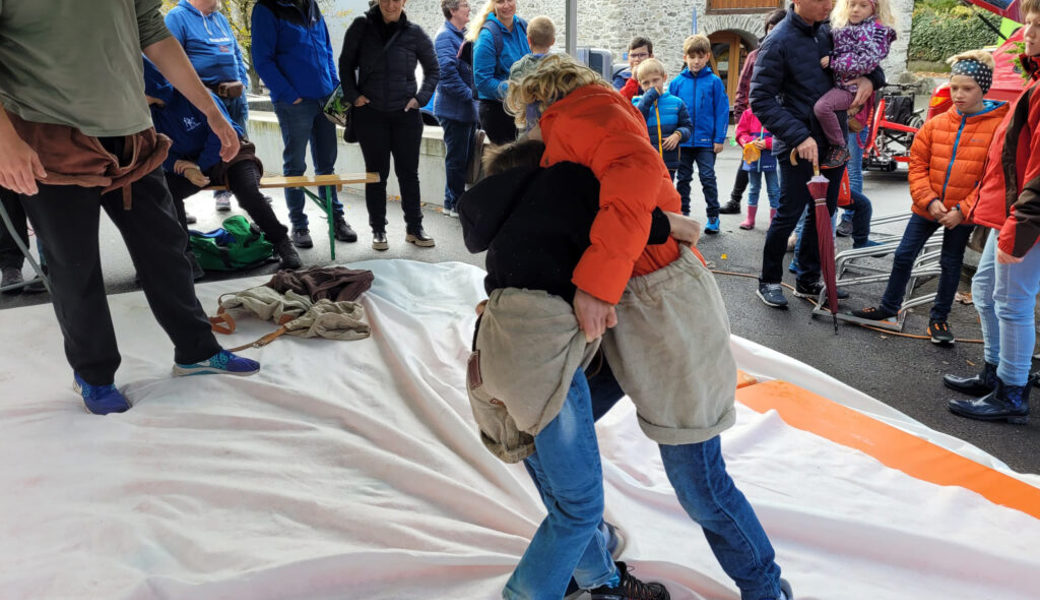  Die Zwilchhosen an - und los geht's: Der Nachwuchs schnupperte am Herbstmarkt in die Sportart Schwingen rein. 