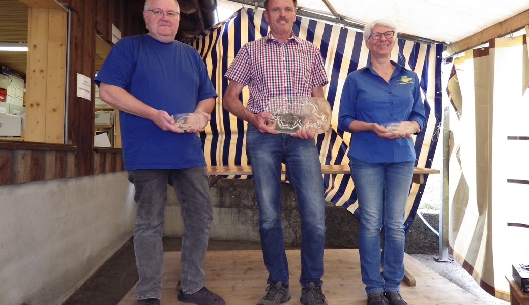 Die Kategoriensieger (von links):  Josef Wietlisbach (Kat. E, Militärschützenverein Wildhaus), Schützenkönig Kurt Sonderegger (Feldschützen Oberegg) und Doris Alther (Kat. D, SV Eggersriet-Grub).