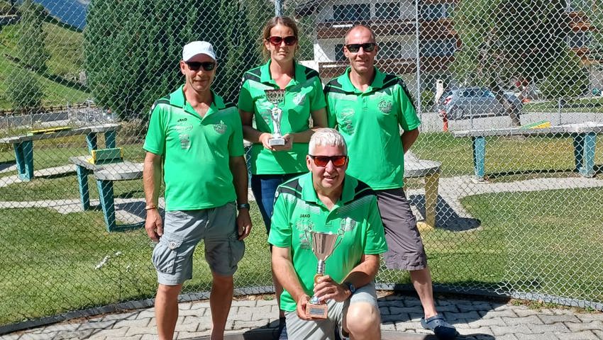 Medaillengewinner des Pit-Pat Club Buchs: Vorne Hans Hardegger (Einzel-Schweizer-Meister), hinten von links das Bronze-Team mit Christian Müntener, Barbara Heusser und Peter Müntener.