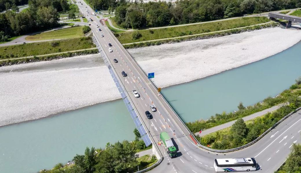 Bleibt am Samstag wegen Feierlichkeiten gesperrt: Die Rheinbrücke zwischen Sevelen und Vaduz.