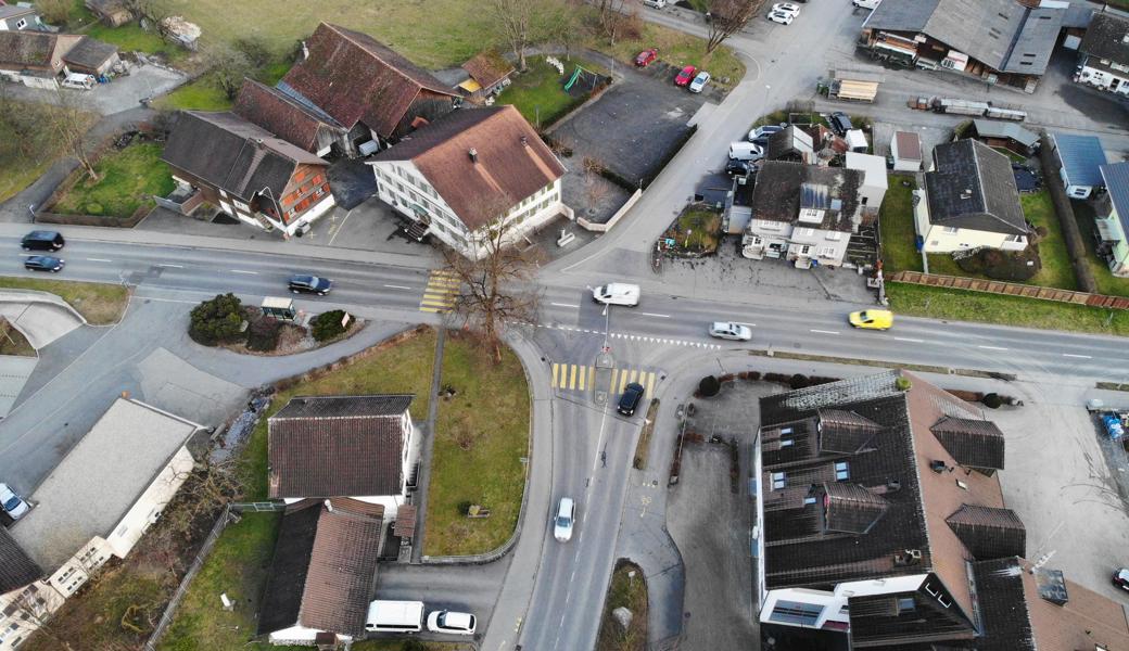 Die östliche Bushaltestelle soll verschoben und im Grünstreifen rechts vom gelben Auto gebaut werden.