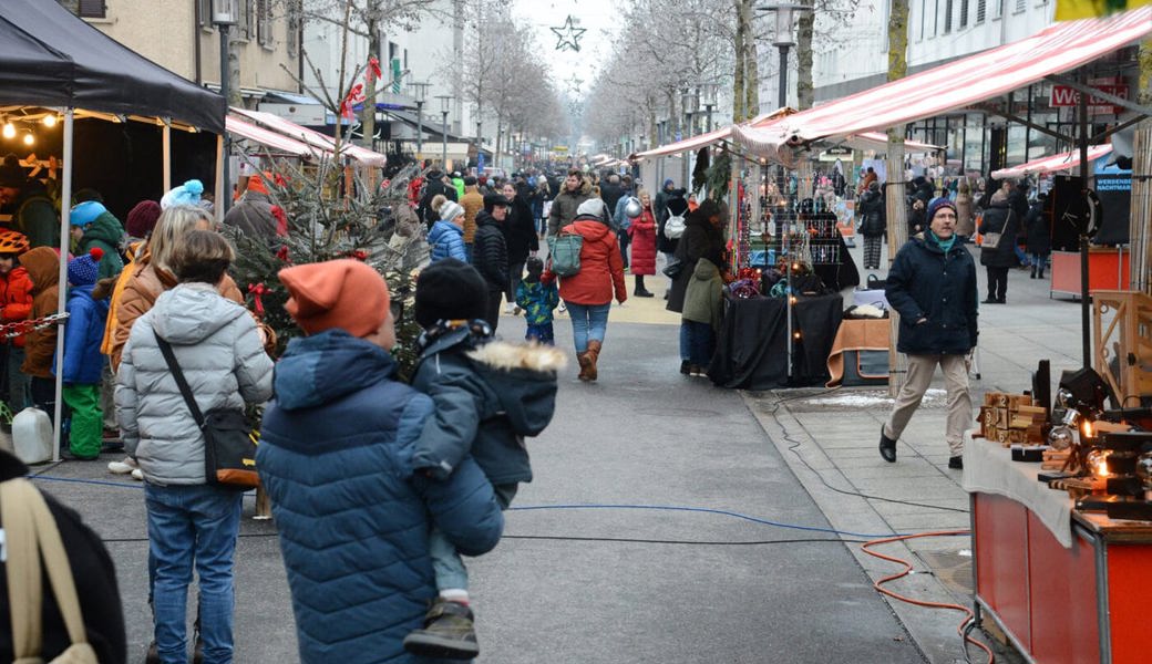  Gut besuchter Geschenksonntag mit integriertem Weihnachtsmarkt. Bilder: Hansruedi Rohrer