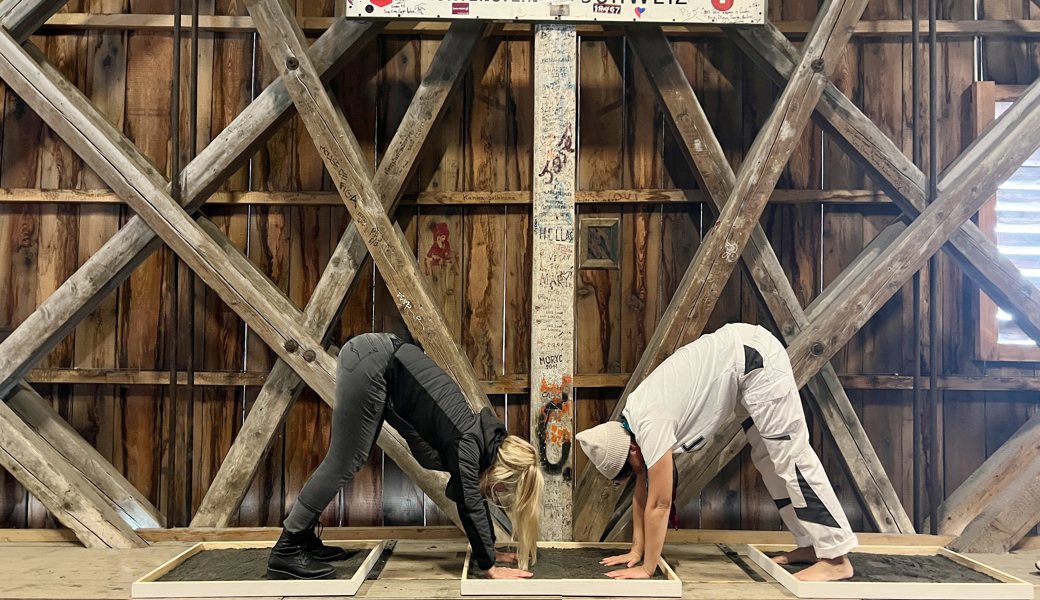 Daniela Kneer-Heinz (Buchs) und Ingrid Delacher wollen mit 100 Freiwilligen auf der Holzbrücke mittels Hand- und Fussabdrücken in Sandkästen eine menschliche Brücke bilden.