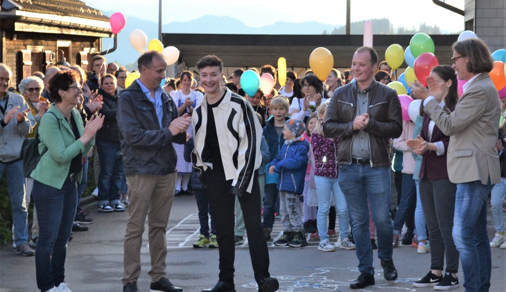 Remo Forrer mit Familie und Gemeindepräsident Christian Gertsch (ganz rechts).