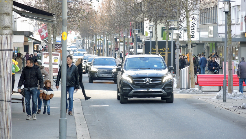  Würde man die Autos an weiteren Samstagen von der Buchser Bahnhofstrasse verbannen, ist der Handel im Zentrum von sinkenden Umsätzen überzeugt. 