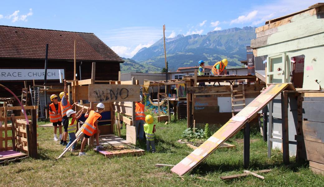 Bevor es zum offiziellen Teil des Aufrichtfests der Chinderbaustell ging, arbeiteten die Kinder tüchtig an ihren Bauten.