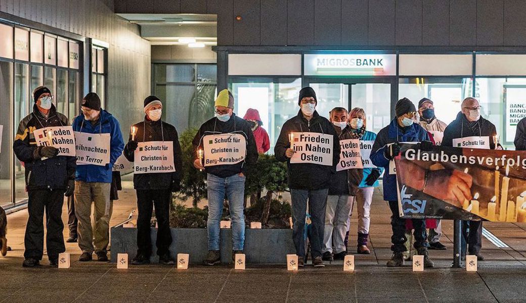 Eine halbe Stunde lang standen die Teilnehmenden an der Bahnhofstrasse, um ein Zeichen für Glaubensverfolgte zu setzen. 