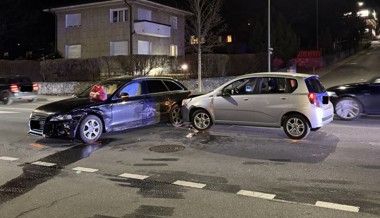 Gleichzeitig angehalten, gleichzeitig losgefahren – Unfall verursacht