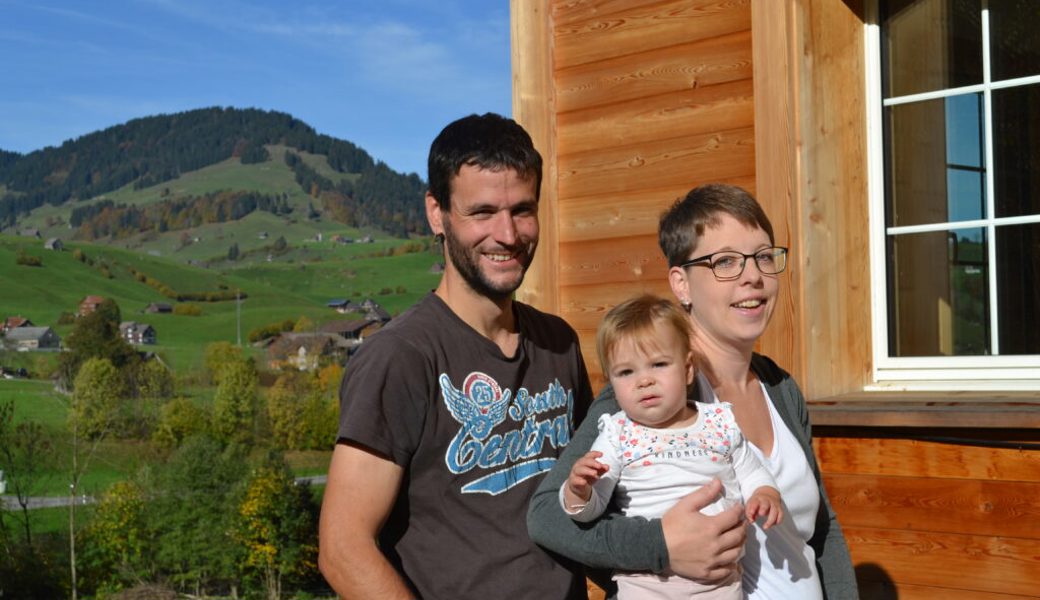  Andrea und Peter Bischof, hier mit Töchterchen Leila, leben auf dem Hof Gugger in Stein. 