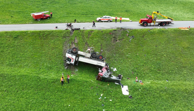 Todesopfer und Schwerverletzte bei Crash zwischen Wohnmobil und Lastwagen