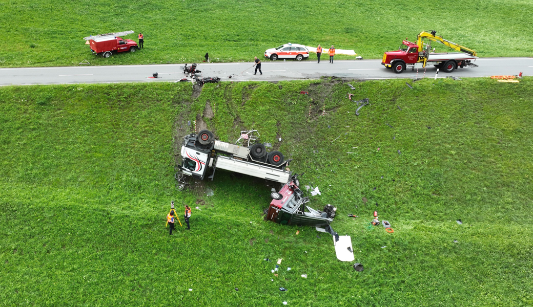 Todesopfer und Schwerverletzte bei Crash zwischen Wohnmobil und Lastwagen