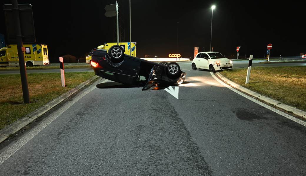 Das abbiegende Auto wurde durch die Wucht des Aufpralls aufs Dach geworfen.