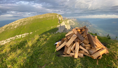 Spezielle Bergwanderung: «Holzträgete» für sieben leuchtende Gipfel