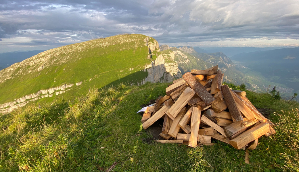 Damit am 1. August die Funken auf den Churfirsten leuchten, muss je ein Ster Holz auf die Gipfel gebuckelt werden.