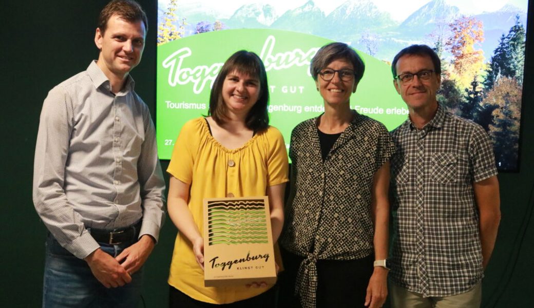  Sie präsentierten die Lernbox «Toggenburg klingt gut», v.l.n.r.: Christian Gressbach, Geschäftsführer Toggenburg Tourismus, Carina Felix, Co-Autorin, Beatrice Straub, Leiterin RDZ Wattwil, und Thomas Boos, Co-Autor. 