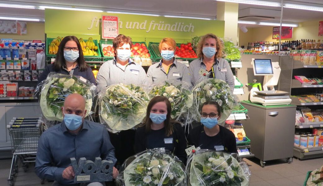  Das engagierte Team des Volg Sax, hinten von links: Chayenne Jäger, Claudia Wenk, Erika Wenk und Manuela Koller. Vorne: Gion Capeder (Geschäftsführer Landi Werdenberg AG), Ladenleiterin Vanessa Lenherr und Nina Wenk. 