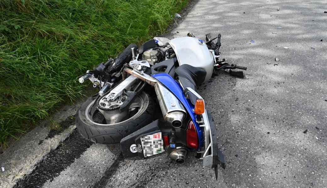 Der Motorradfahrer wurde beim Unfall verletzt. 