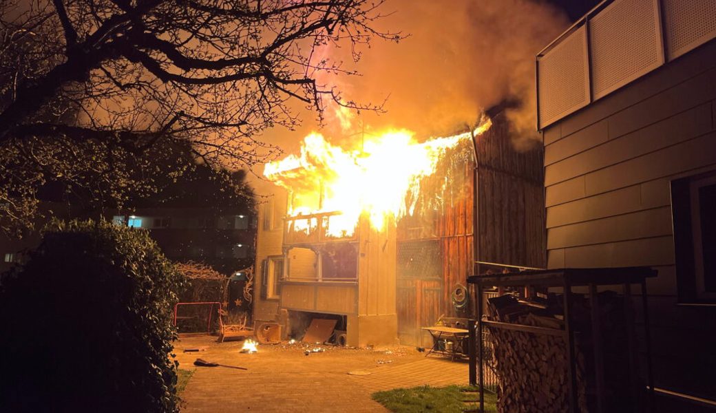  Die Laube im ersten Obergeschoss fing Feuer. 