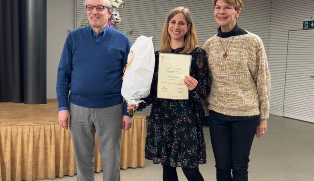  Christiane Elmer, Journalistin, Vorstandsmitglied; Lara Abderhalden, Preisträgerin; Maurice Page, Präsident, Redaktor cath.ch (von rechts). 