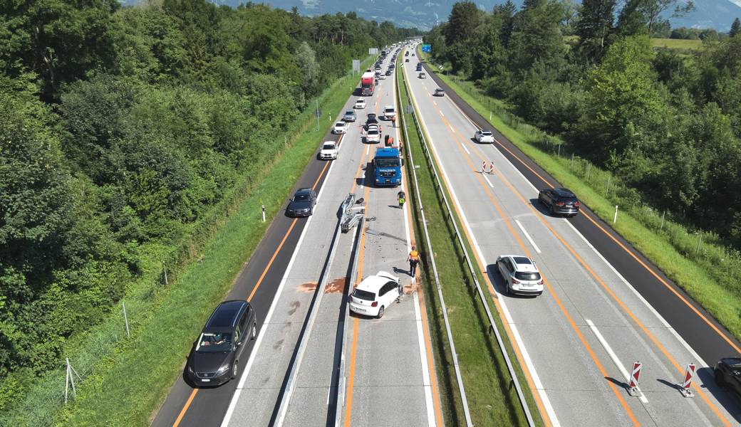 Fahrunfähig Totalschaden verursacht und zu Fuss von der A13 geflüchtet