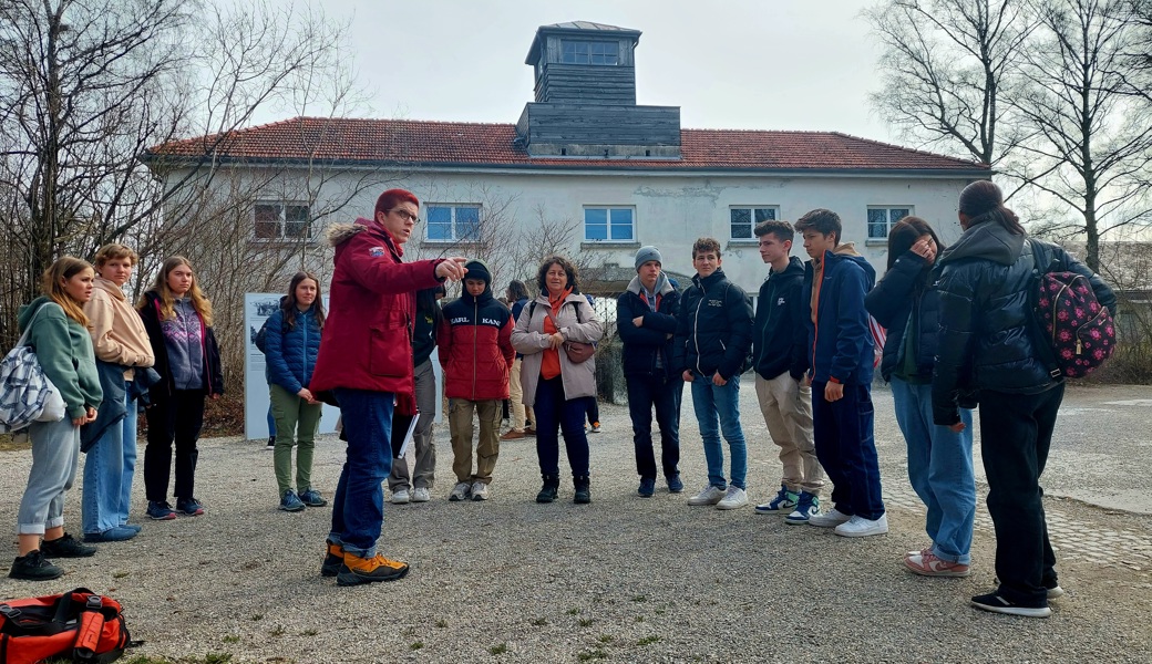 Konfirmanden auf dem Rundgang durch das ehemalige KZ Dachau.