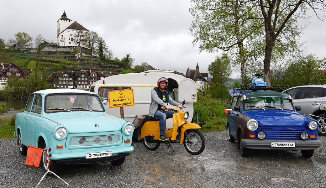 Von links: Trabant 601 (Baujahr 1967), Wohnwagen Qek Junior 400, Steffen Tschiedel auf einer Schwalbe (Baujahr 1978), Trabant 1.1 (Baujahr 1991).