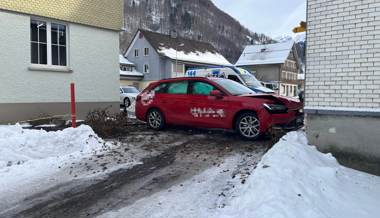 Selbstunfall: Mit Auto in Häuserfassaden geprallt