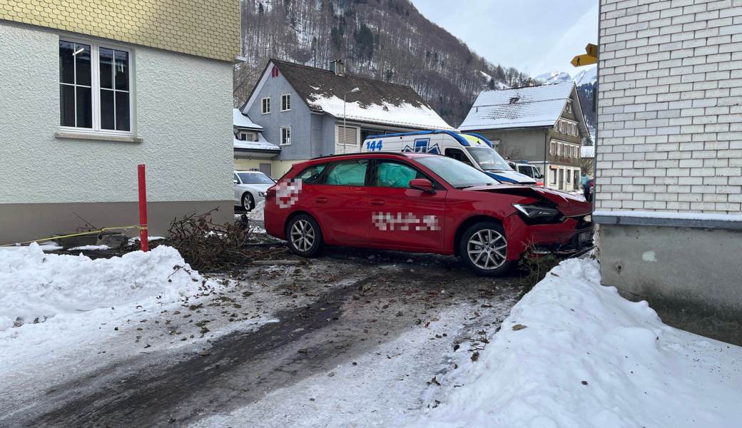 Der 57-jährige Autofahrer kam in Stein von der Strasse ab. Er kollidierte gleich mit zwei Häuserfassaden.