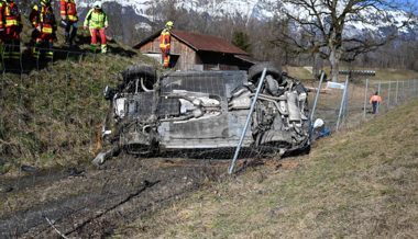 Frau und zwei Kinder überschlagen sich im Auto auf A13 und müssen ins Spital