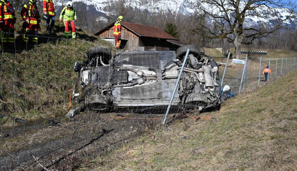  Aus unbekannten Gründen kam das Auto von der Fahrbahn ab und überschlug sich. 