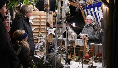 Grossandrang beim Samichlausbesuch am Chlaus- und Weihnachtsmarkt