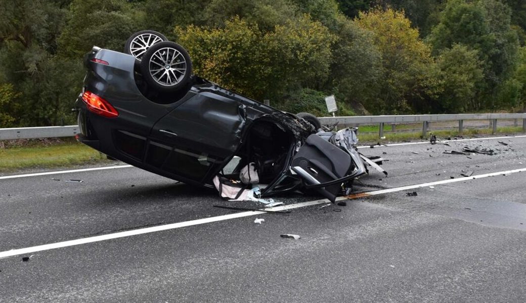  An den drei beteiligten Fahrzeugen entstand Totalschaden. Bilder: Kapo GR