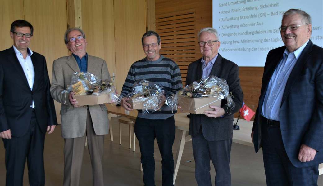 Karlheinz Ospelt (links aussen) und alt Präsident Hans Ulrich Stöckling (rechts aussen) danken den anwesenden drei Autoren für ihre Beiträge im Buch «Der Alpenrhein – Beiträge zur Geschichte und Gegenwart» Theo Kindle, Paul Vogt und Dr. Alois Ospelt (von links nach rechts, es fehlen vier weitere Autoren). PD