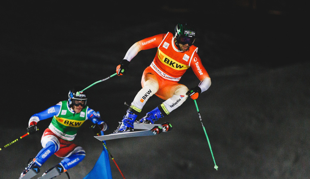 Erfolg und frühes Ausscheiden liegen im Skicross oft nahe beieinander, auch bei Jonas Lenherr (rot).