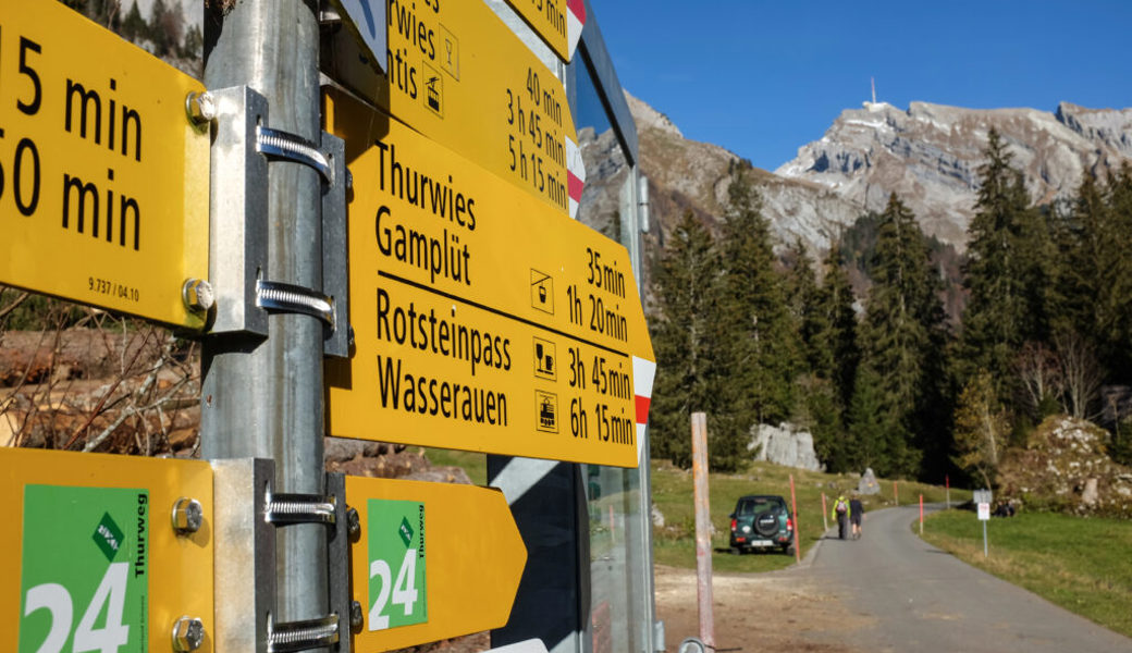 Wegmarken und Wegweiser sind wertvolle Helfer an Strassen, Wegen und Pfaden