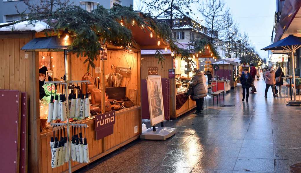 In der Buchser Bahnhofstrasse findet im Dezember der beliebte Weihnachtsmarkt statt. 