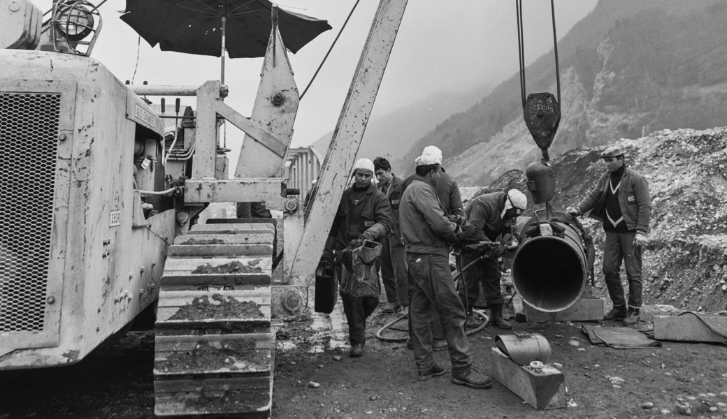 Eine Röhre von Genua bis Ingolstadt: Bau der Ölpipeline durch das St. Galler Rheintal, 1961, hier bei Trübbach. Die Leitung verläuft weitgehend unterirdisch. 