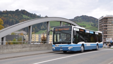 «Du Tubel»: Fahrgast bedroht Busfahrer mit Holzpfahl