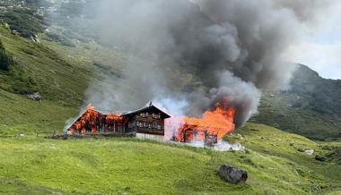 Alpgebäude brannte nieder – Menschen und Tiere in Sicherheit