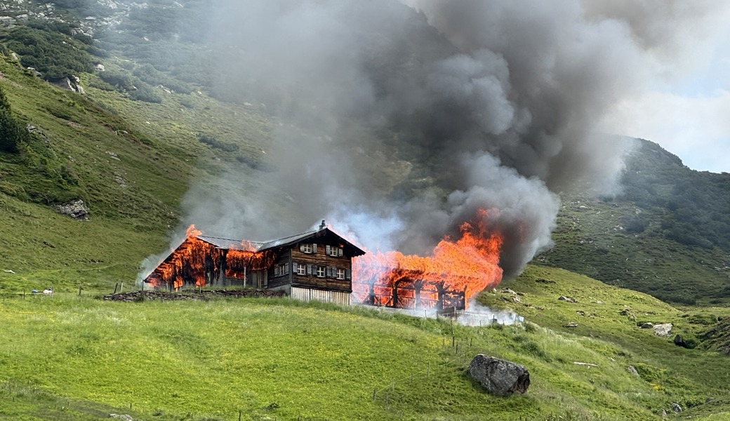 Alpgebäude brannte nieder – Menschen und Tiere in Sicherheit